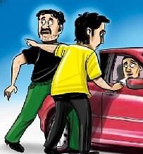 acr300 54dced26637cdcar loot 1 e1762670549966 कार रोक कर बदमाशों ने महिलाओं से लूट लिए दस लाख से जेवरात