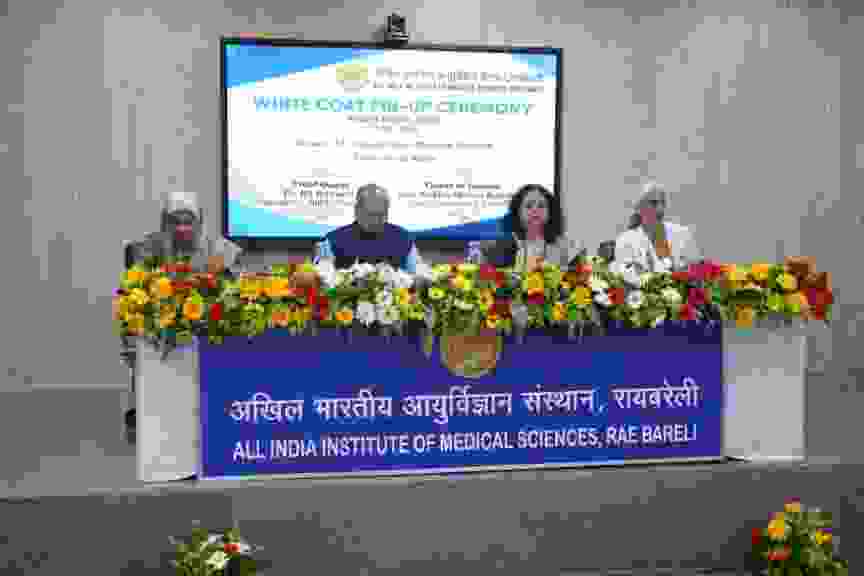 compressed image2025 10 14 17 55 07.736818 एम्स रायबरेली में एमबीबीएस छात्रों के नवीन बैच हेतु व्हाइट कोट पिन अप कार्यक्रम का आयोजन
