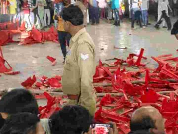 compressed image2025 10 17 06 21 13.014200 मेला में बेकाबू हुई भीड़, पुलिस ने फटकी लाठी
