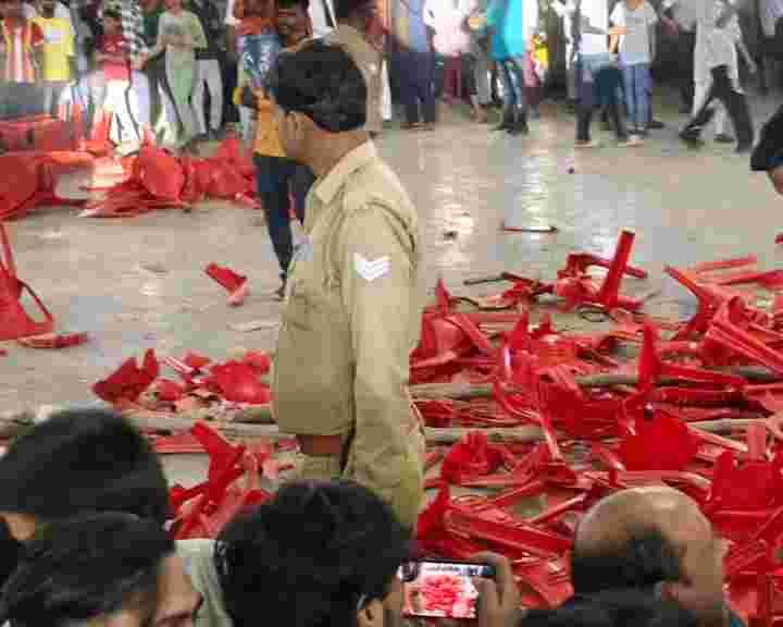 compressed image2025 10 17 06 21 13.014200 मेला में बेकाबू हुई भीड़, पुलिस ने फटकी लाठी