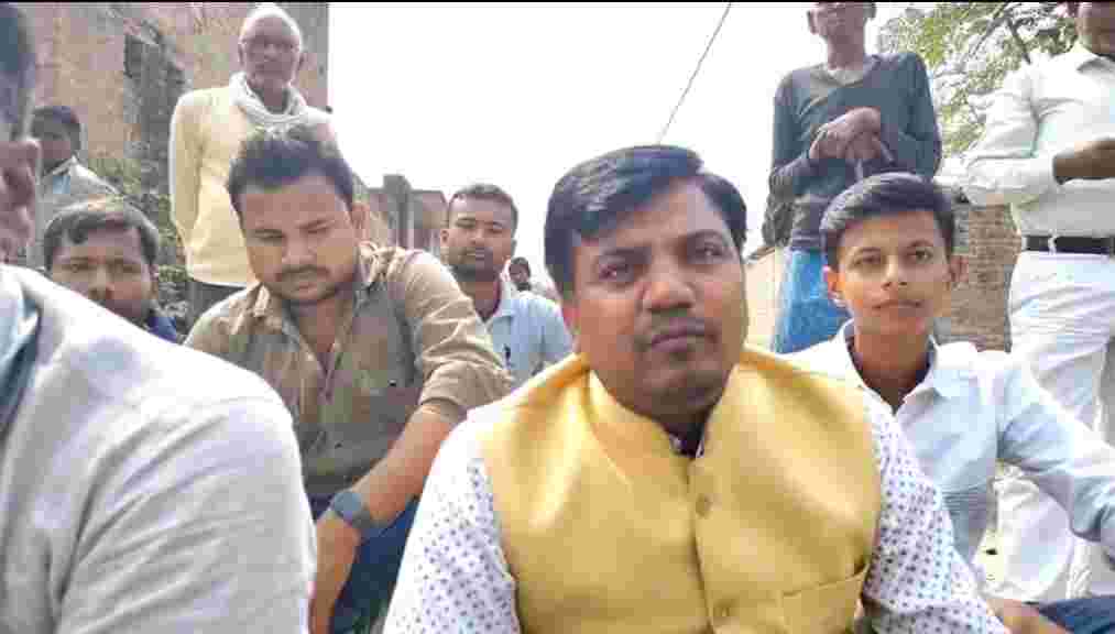 compressed image2025 10 26 16 17 11.038984 सड़क ग्रामीणों ने दिया धरना, रोड बनवाने के लिए की मांग