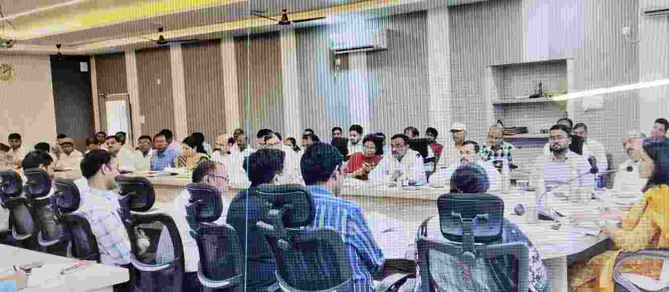 compressed image2025 10 28 18 27 52.054198 डीएम ने कार्यो में लापरवाही पर डीपीआरओ और अधिशासी अभियंता शहरी जल निगम से स्पष्टीकरण मांगा