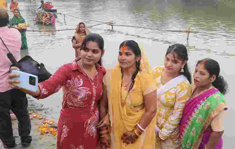 compressed image2025 10 29 03 22 30.799569 छठ पूजा पर सेल्फी