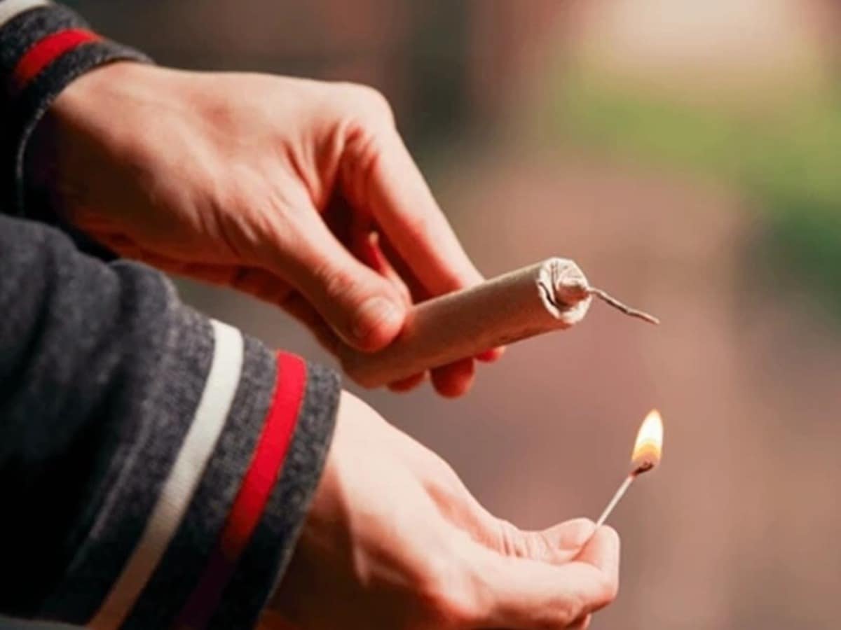 crackers 1728632490204 1728632522544 पटाखा जलाते समय युवक के हांथ में फटा सुतली बम