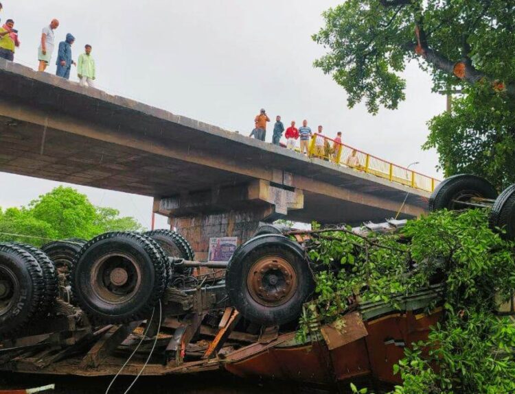 10 08 2023 deoria accident 2 23497210 रेलवे ब्रिज तोड़कर ट्रैक पर गिरा डंपर हादसे का शिकार होने से बची गरीब रथ एक्सप्रेस