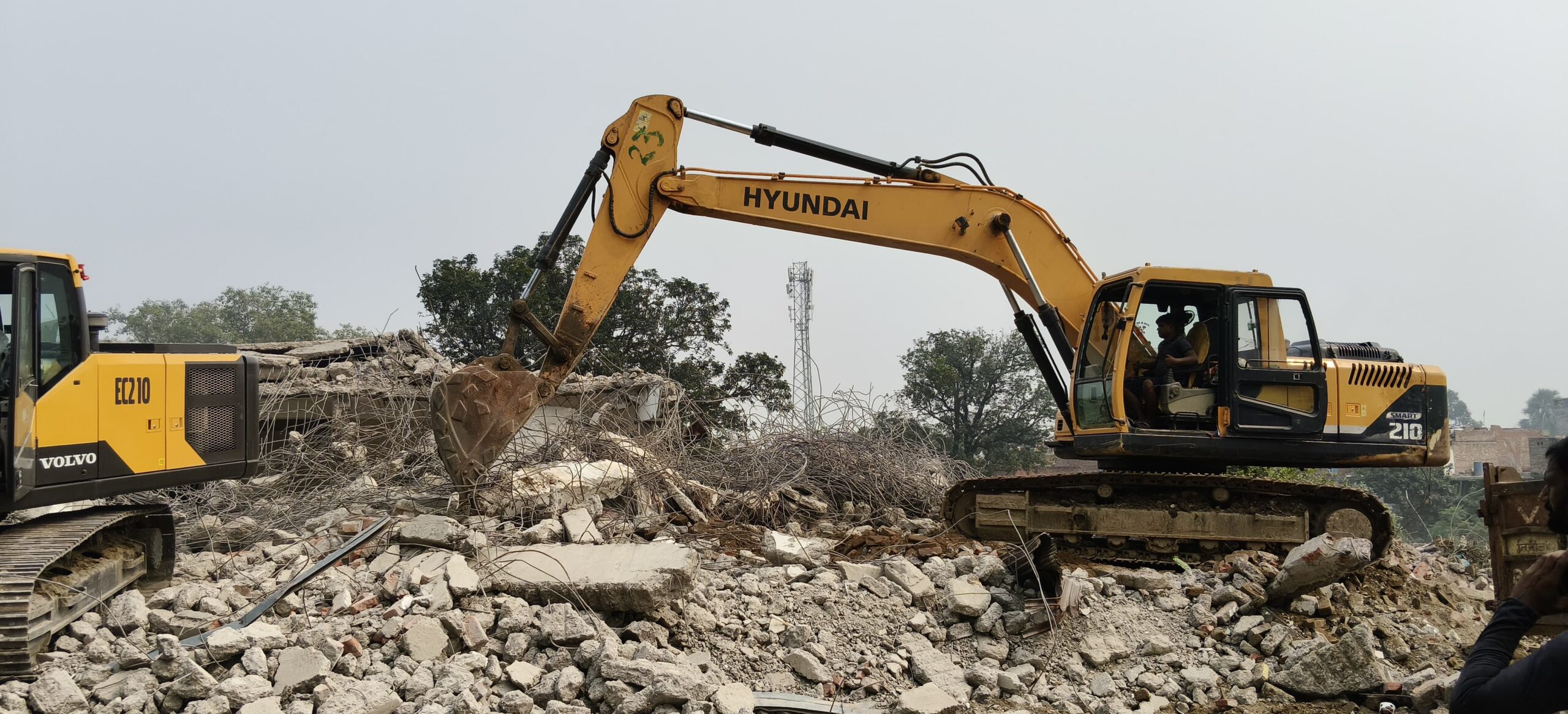 IMG 20251102 WA0265 scaled महादेवा में दूसरे गरजा बुलडोजर, मौजूद रहा पुलिस प्रशासन