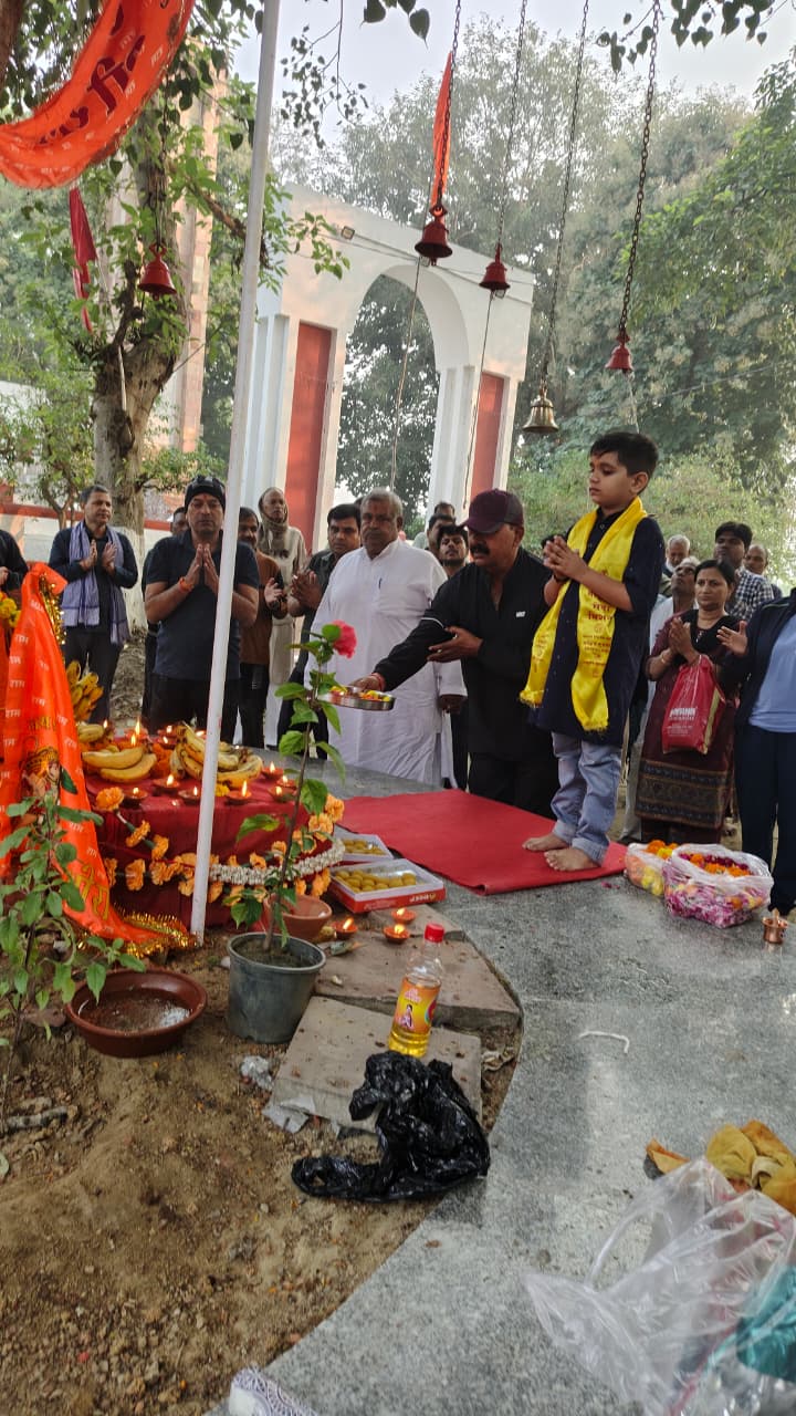 IMG 20251103 WA0094 हनुमान चालीसा, दीपदान और वृक्षारोपण के साथ संकट मोचन धाम में उमड़ा भक्तों का सैलाब