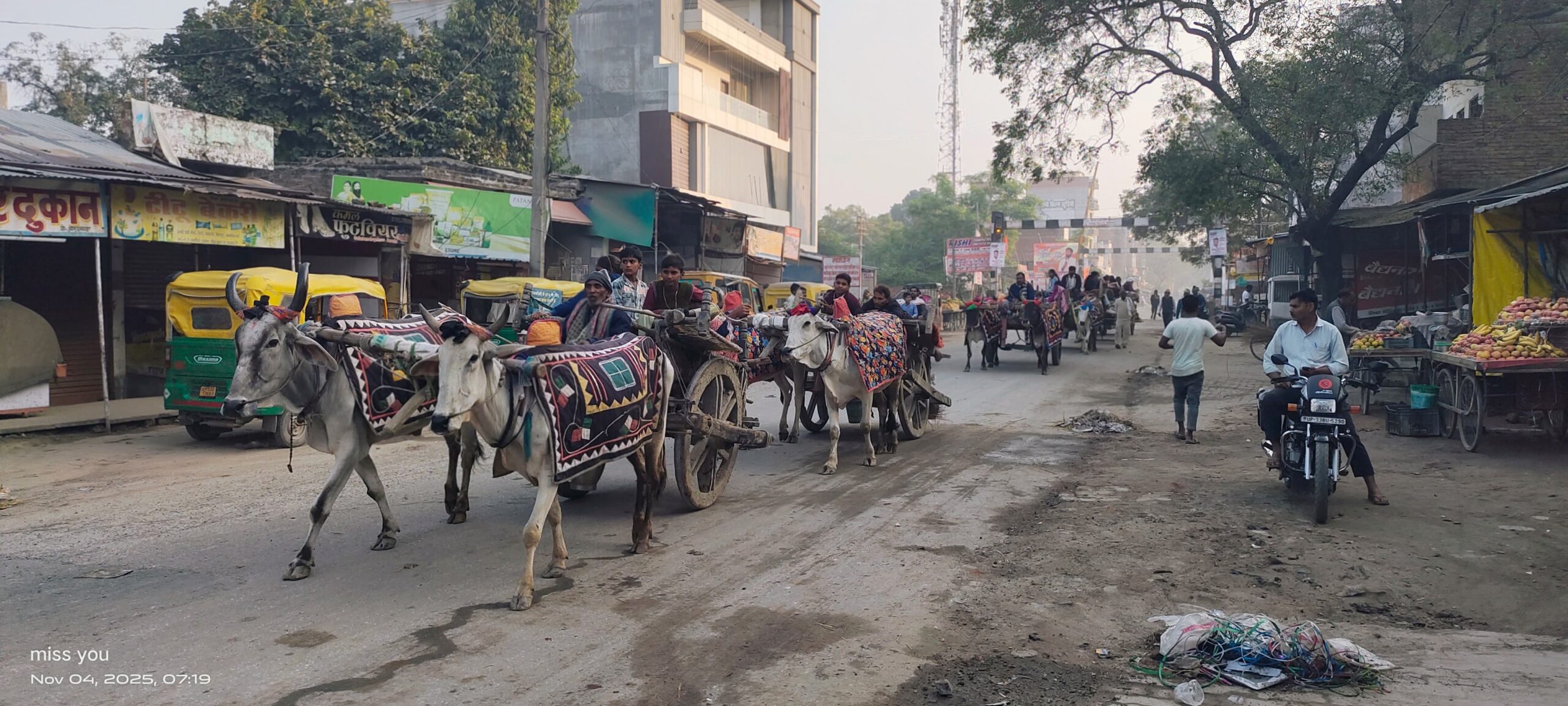 IMG 20251104 WA0051 scaled ग्रामीण संस्कृति की प्राचीनता व आधुनिकता की अनुभूति कराता है डलमऊ का कार्तिक पूर्णिमा मेला