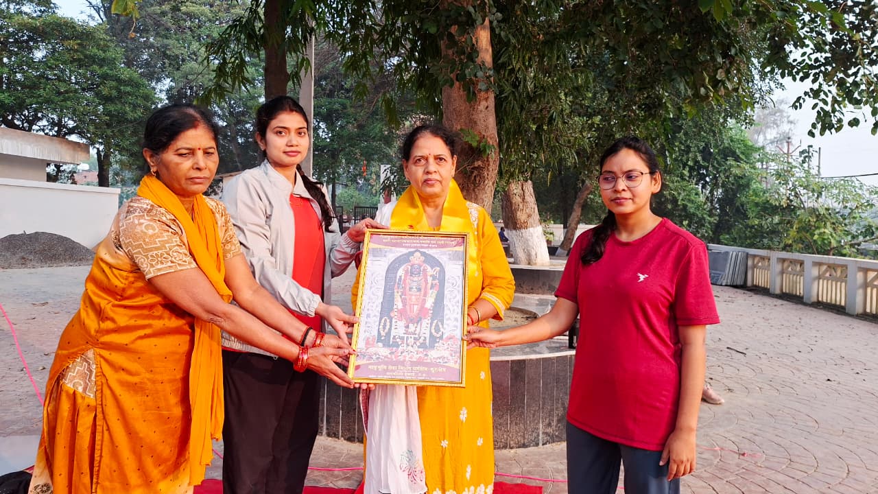 IMG 20251104 WA0305 अमेरिका प्रवासी शशिकला सिंह के सान्निध्य में सम्पन्न हुआ तीन दिवसीय योग शिविर