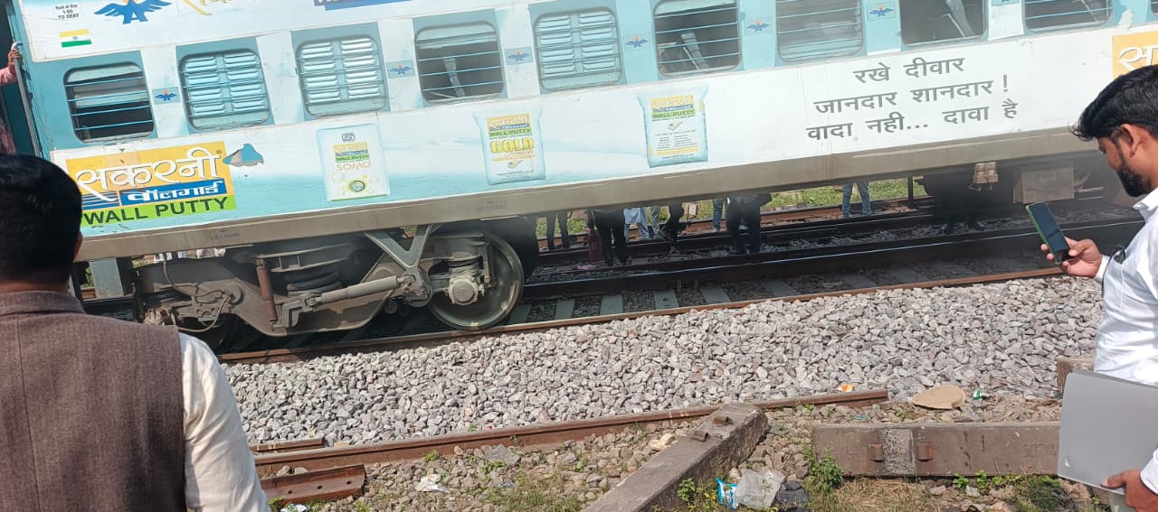 IMG 20251106 WA0190 ट्रेन के पहियों से निकला धुआं देख यात्रियों में मच गई चीख-पुकार, जंगल में रुकी रही ट्रेन