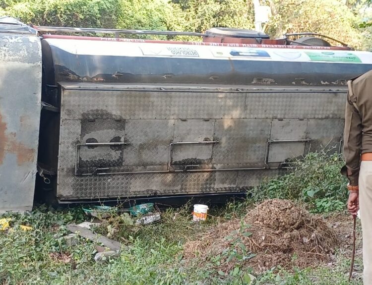 IMG 20251111 WA0335 सीतापुर के भरौना रालामऊ मार्ग पर पलटा टैंकर डीजल बहा
