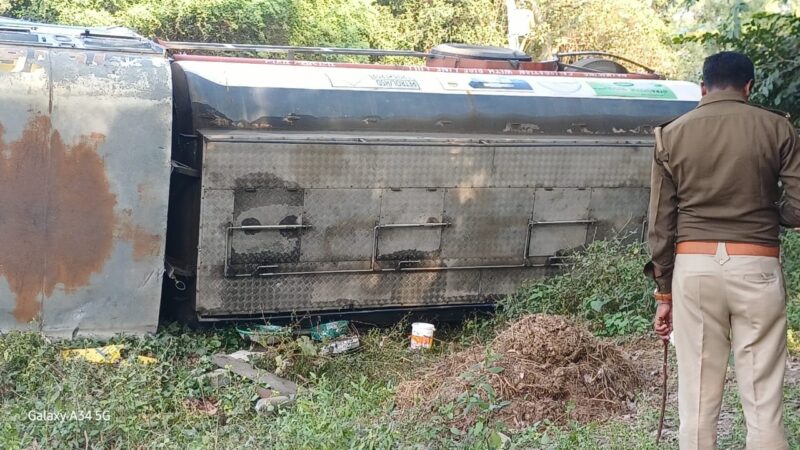 सीतापुर के भरौना रालामऊ मार्ग पर पलटा टैंकर डीजल बहा