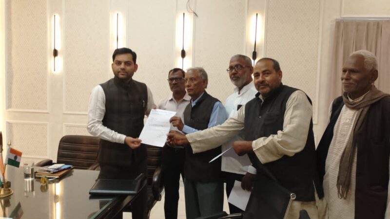 छात्र छात्राओं के लिए हास्टल निर्माण की मांग