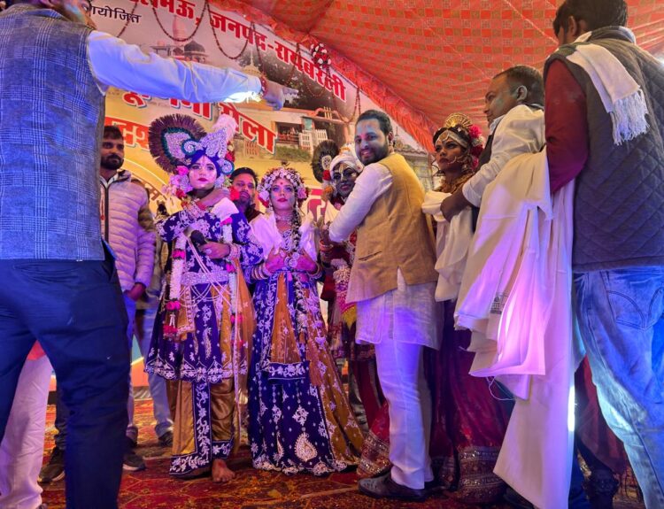 IMG 20251112 WA0261 सैंया मिले लरकइयां मैं का करूं....गीत सुन झूम उठे दर्शक