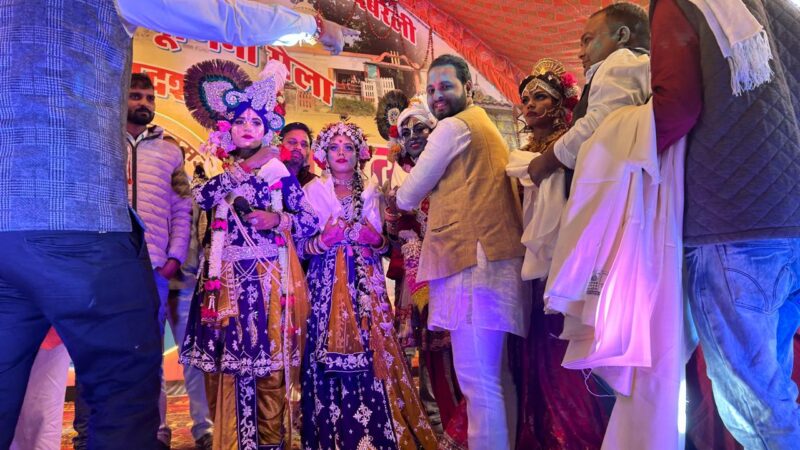 सैंया मिले लरकइयां मैं का करूं….गीत सुन झूम उठे दर्शक