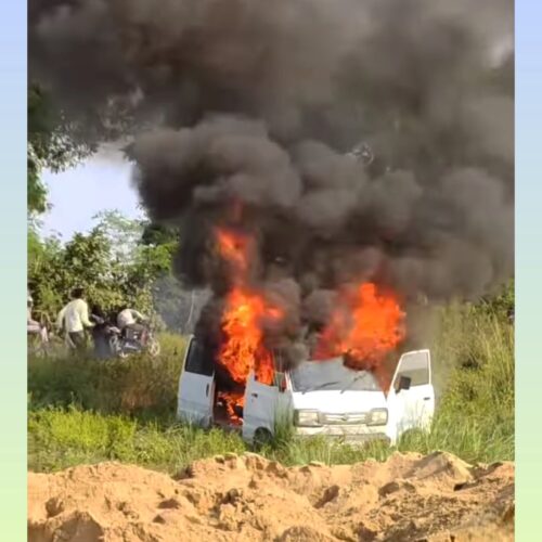 IMG 20251112 WA0320 चलती स्कूल वैन में लगी आग, तीन बच्चे झुलसे