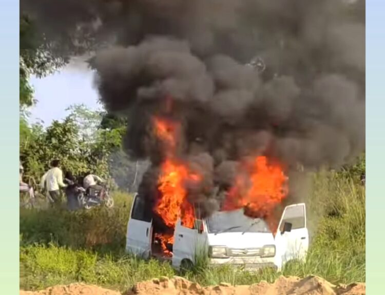 IMG 20251112 WA0320 चलती स्कूल वैन में लगी आग, तीन बच्चे झुलसे