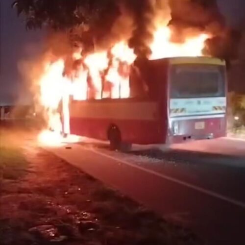 IMG 20251114 WA0299 रोडवेज बस में बाइक टकराने से लगी आग, यात्रियों ने कूद कर बचाई जान