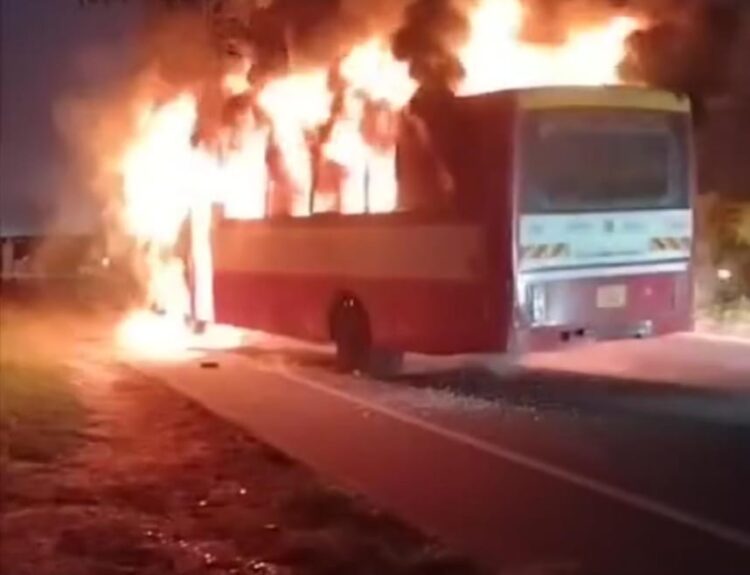 IMG 20251114 WA0299 रोडवेज बस में बाइक टकराने से लगी आग, यात्रियों ने कूद कर बचाई जान
