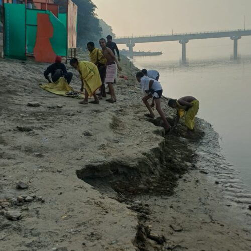 IMG 20251116 WA0046 मां भागीरथी की स्वच्छता को लेकर गंभीर है सनातन धर्म पीठ,गंगा कारसेवकों ने चलाया स्वच्छता अभियान