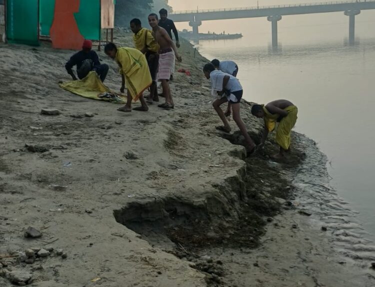 IMG 20251116 WA0046 मां भागीरथी की स्वच्छता को लेकर गंभीर है सनातन धर्म पीठ,गंगा कारसेवकों ने चलाया स्वच्छता अभियान