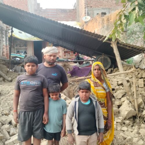 IMG 20251116 WA0147 कच्ची दीवार गिरने से मलबे में दबा परिवार