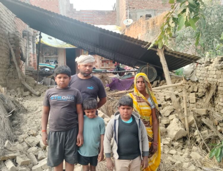 IMG 20251116 WA0147 कच्ची दीवार गिरने से मलबे में दबा परिवार