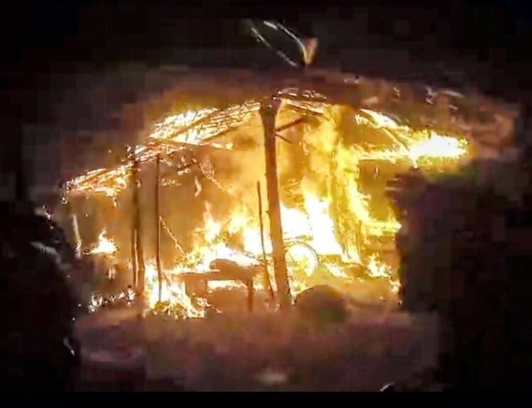 IMG 20251125 WA0348 एनटीपीसी के दो नंबर गेट के पास स्क्रैप गोदाम में लगी आग