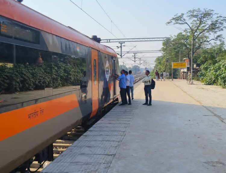 IMG 20251127 WA0173 वंदे भारत ट्रेन की चपेट में आने से तीन वर्षीय बच्ची की मौत, आया की हालत नाजुक