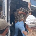 Screenshot 20251109 193700 रोडवेज बस के कंडक्टर से बैग छीन कर भाग रहे युवक के साथी को लोगों ने पकड़ा