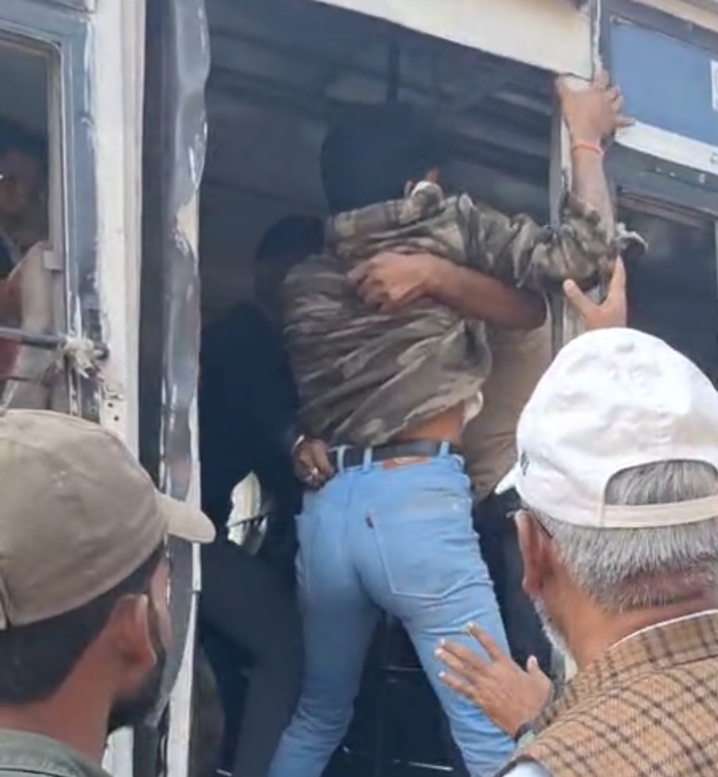 Screenshot 20251109 193700 रोडवेज बस के कंडक्टर से बैग छीन कर भाग रहे युवक के साथी को लोगों ने पकड़ा