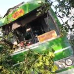 अनियंत्रित होकर खड्ढे में घुसी रोडवेज बस हादसे के बाद यात्रियों में मची चीख-पुकार