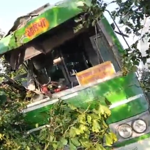 Screenshot 20251112 211950 अनियंत्रित होकर खड्ढे में घुसी रोडवेज बस हादसे के बाद यात्रियों में मची चीख-पुकार