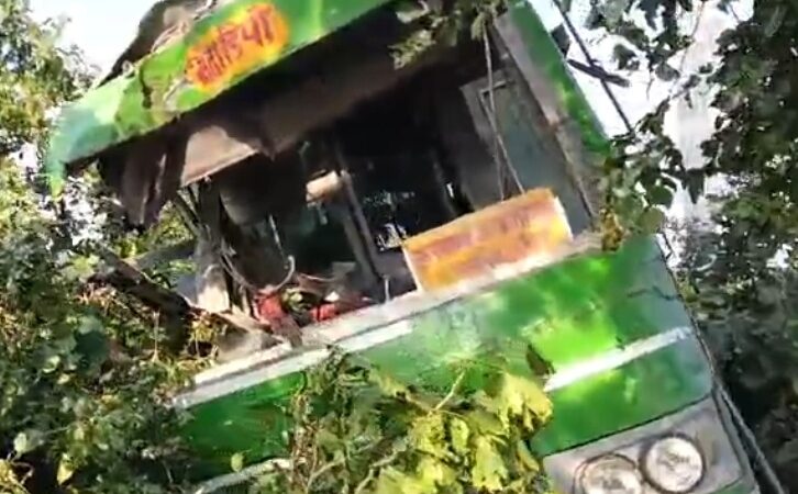 अनियंत्रित होकर खड्ढे में घुसी रोडवेज बस हादसे के बाद यात्रियों में मची चीख-पुकार