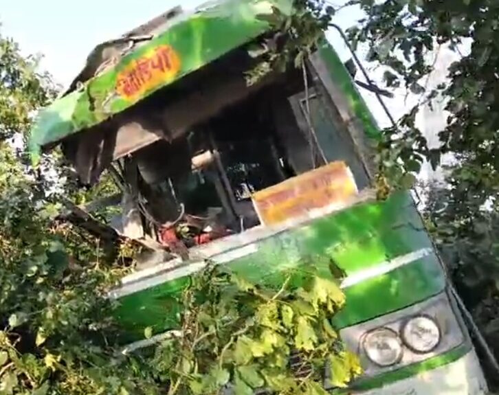 Screenshot 20251112 211950 अनियंत्रित होकर खड्ढे में घुसी रोडवेज बस हादसे के बाद यात्रियों में मची चीख-पुकार
