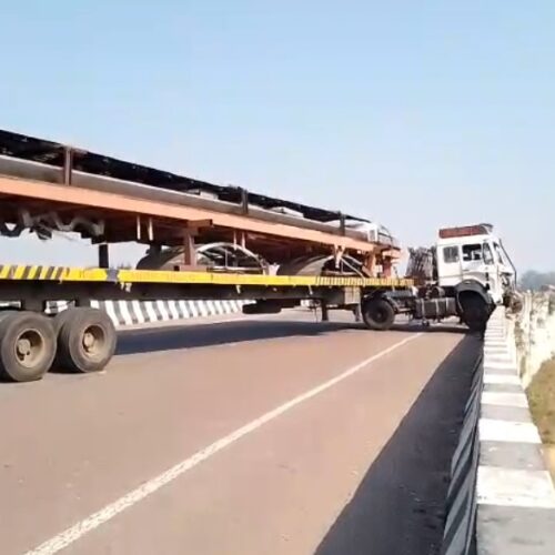 Screenshot 20251129 122401 बाइक सवार को बचाने में ट्रेलर रेलवे ब्रिज से लटका,बड़ा हादसा टला