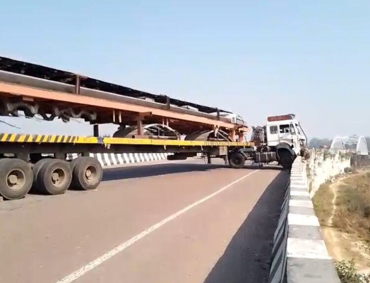 Screenshot 20251129 122401 बाइक सवार को बचाने में ट्रेलर रेलवे ब्रिज से लटका,बड़ा हादसा टला