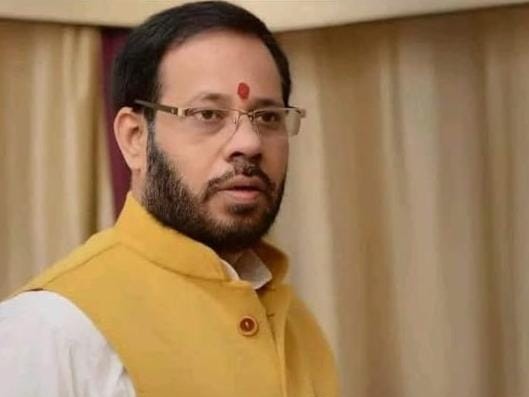 c7f4a54e fb2f 4f6c a238 7086a6a03ceb 1750653174401 1 पूर्व कैबिनेट मंत्री डॉ मनोज कुमार पांडेय ने की गंगा आरती, समाजसेवियों को किया सम्मानित