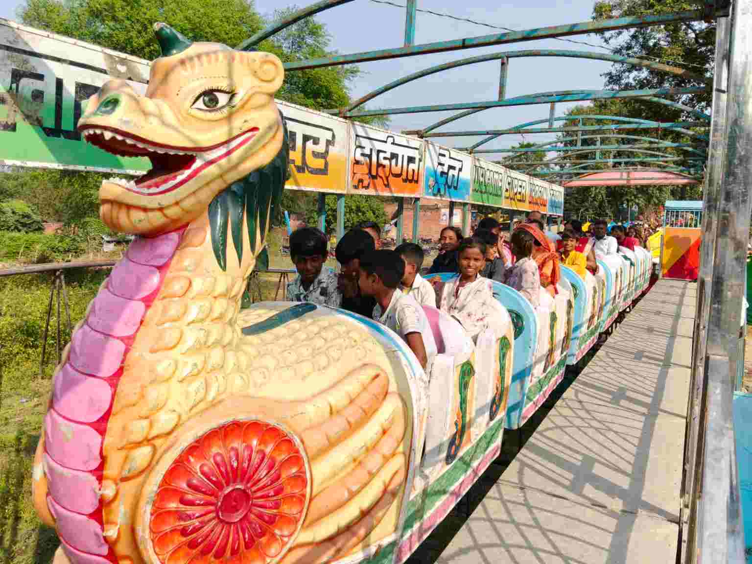 compressed image2025 11 06 21 29 32.681093 हटिया मेले में महिलाओं ने की खरीदारी , झूले का लिया आनंद