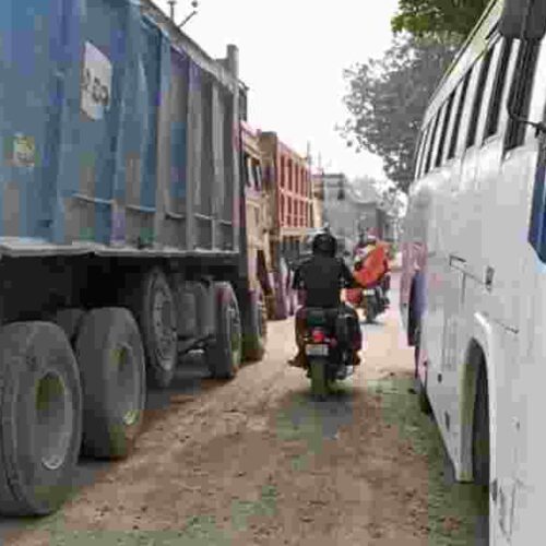 compressed image2025 11 11 22 27 13.526068 साहब ध्यान दीजिए! ओवर लोडिंग पर अंकुश न लगा तो क्षतिग्रस्त हो सकता है डलमऊ गंगा पुल