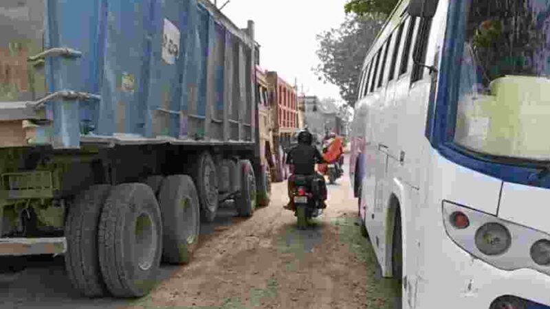 साहब ध्यान दीजिए! ओवर लोडिंग पर अंकुश न लगा तो क्षतिग्रस्त हो सकता है डलमऊ गंगा पुल