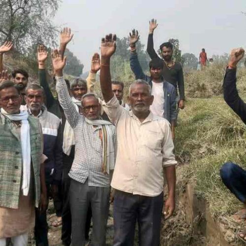 compressed image2025 11 23 04 25 27.923930 नहर सफाई में ठेकेदार पर लगाया मनमानी का आरोप, प्रदर्शन कर किसानों ने जताई नाराजगी