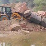 तोड़ते समय पुल ढहा, मलवे की चपेट में आने से जेसीबी चालक समेत तीन घायल