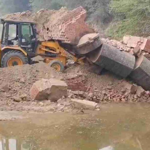 compressed image2025 11 28 06 30 43.956875 तोड़ते समय पुल ढहा, मलवे की चपेट में आने से जेसीबी चालक समेत तीन घायल