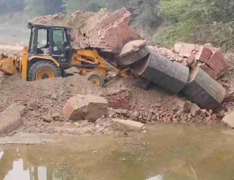 compressed image2025 11 28 06 30 43.956875 तोड़ते समय पुल ढहा, मलवे की चपेट में आने से जेसीबी चालक समेत तीन घायल