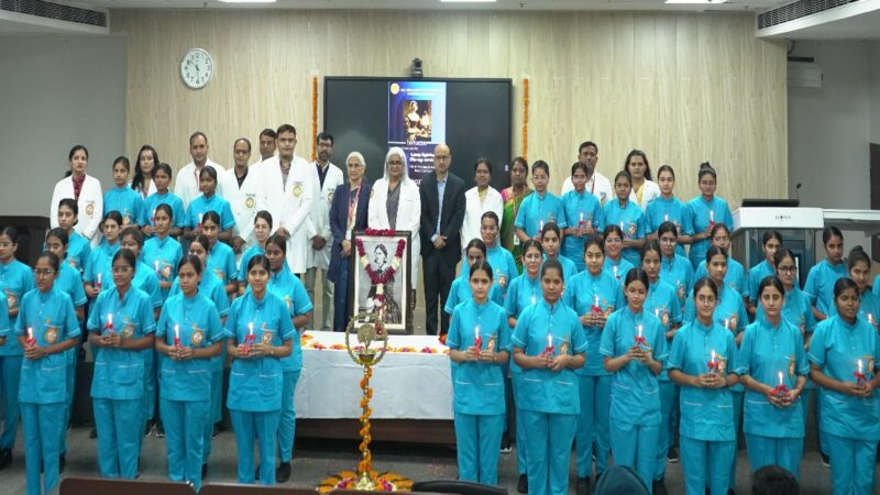 एम्स रायबरेली में बी.एससी. (ऑनर्स) नर्सिंग एवं पैरामेडिकल पाठ्यक्रम के 2025 बैच के लिए लैम्प लाइटिंग एवं पिन‑अप समारोह आयोजित