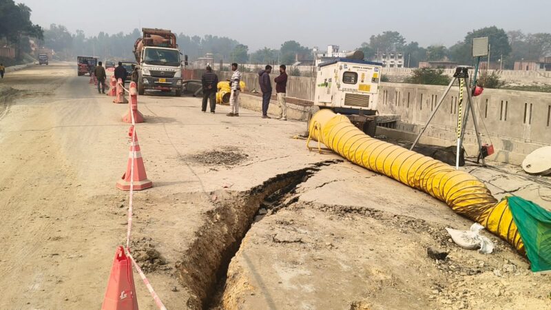 अयोध्या में सड़क निर्माण में की गई अनियमितता परिक्रमा मार्ग धंसा