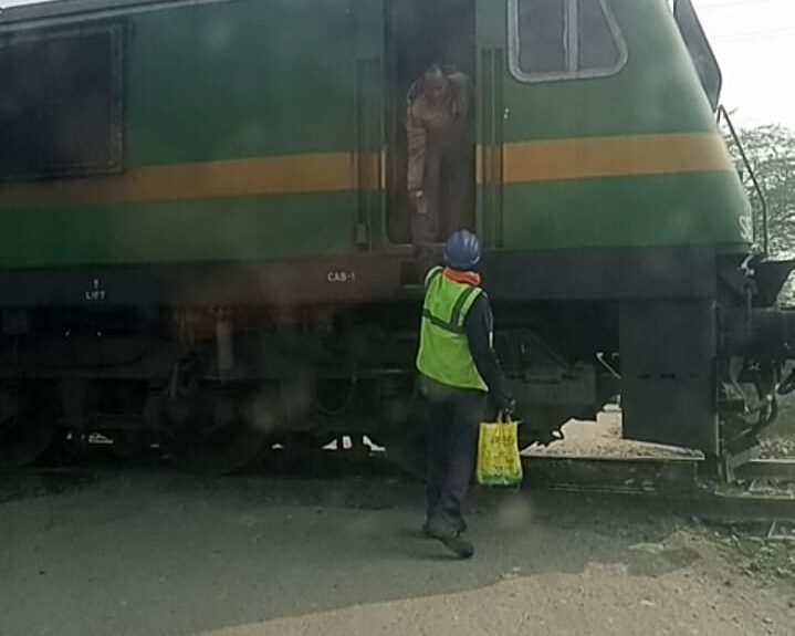 IMG 20251217 WA0268 रायबरेली में ट्रेन रोककर सिगरेट लेने का वीडियो वायरल