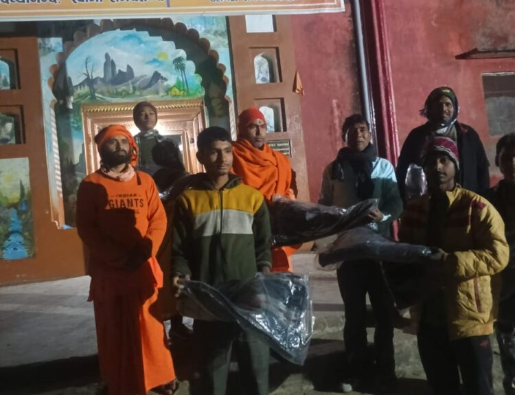 IMG 20251220 WA0210 जरूरतमंदों को संतों ने बांटे कंबल