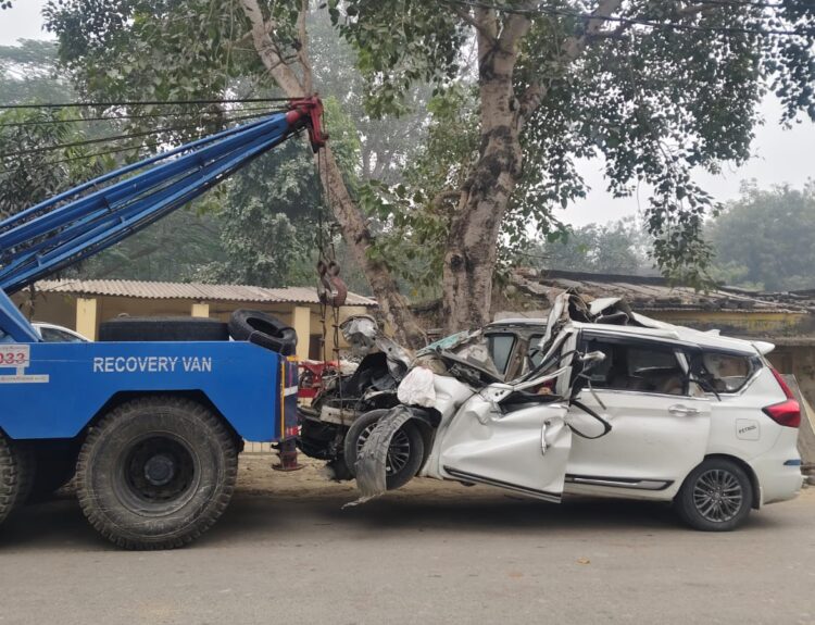 IMG 20251222 WA0102 पूर्वांचल एक्सप्रेस वे पर खड़े ट्रक में पीछे से घुसी कार, चालक सहित तीन की मौत